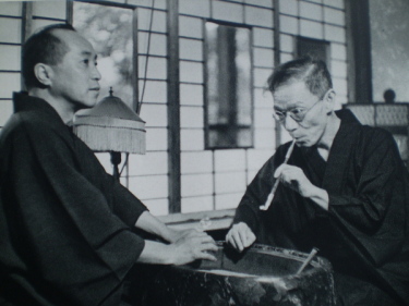 Izumi Kyōka con el escritor y crítico Satomi Ton. Esta fotografía, de 1939, fue tomada meses antes de su muerte. 