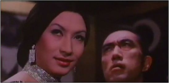 Miwa Akihiro como Kurotokage en la película del mismo título. En segundo plano, el escritor Mishima Yukio (1925-1970) haciendo un cameo como estatua de un hombre disecado.