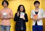 De izquierda a derecha, Higashiyama Akira, Matayoshi Naoki y Hada Keisuke, ganadores de la 153a edición de los premios Naoki y Akutagawa.